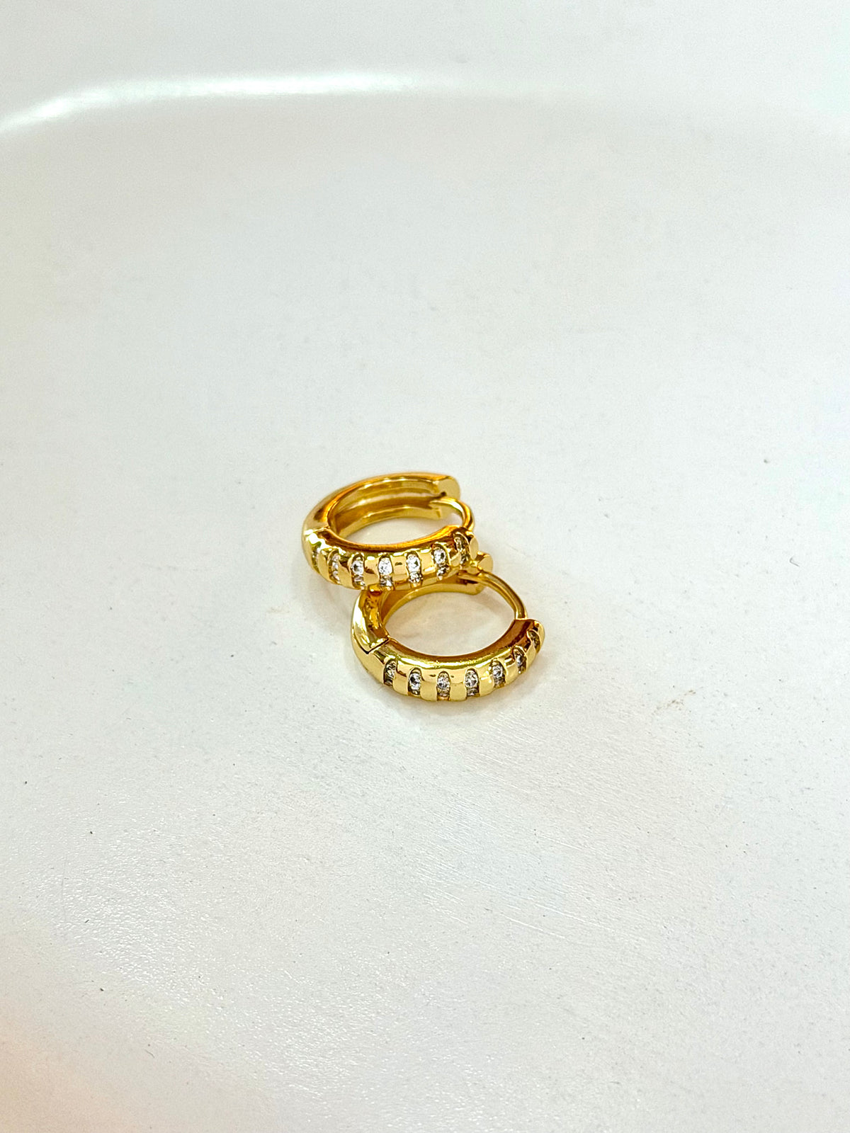 Argola com detalhes em Zircônias G