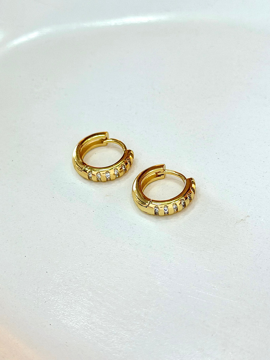 Argola com detalhes em Zircônias G