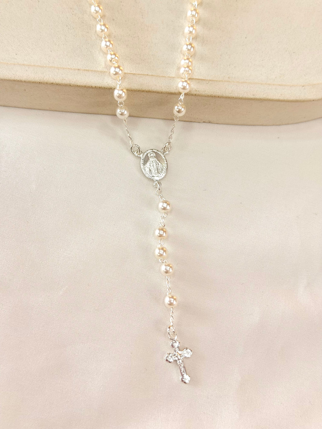 Colar terço pérolas e Nossa Senhora Aparecida