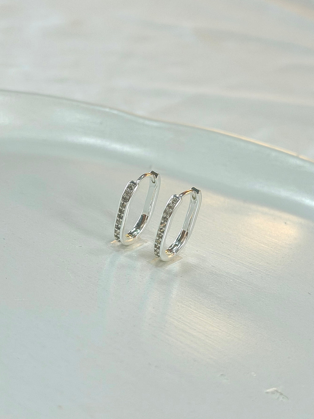 Argola retangular cravejada P