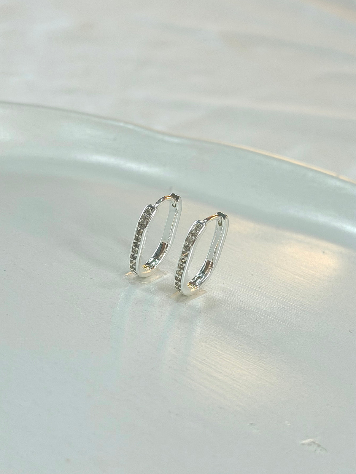 Argola retangular cravejada P