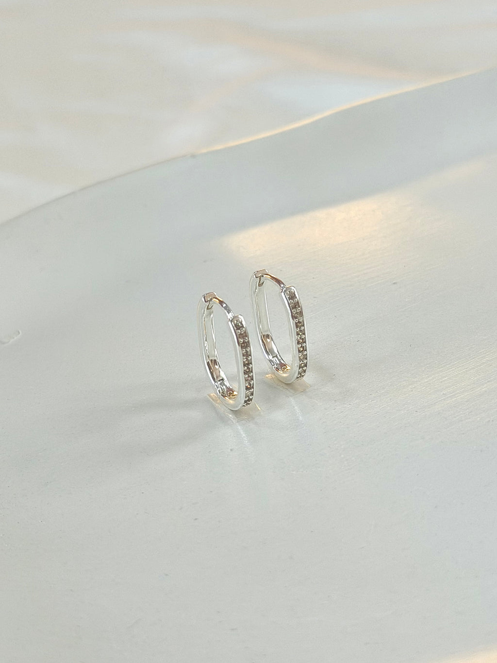 Argola retangular cravejada P