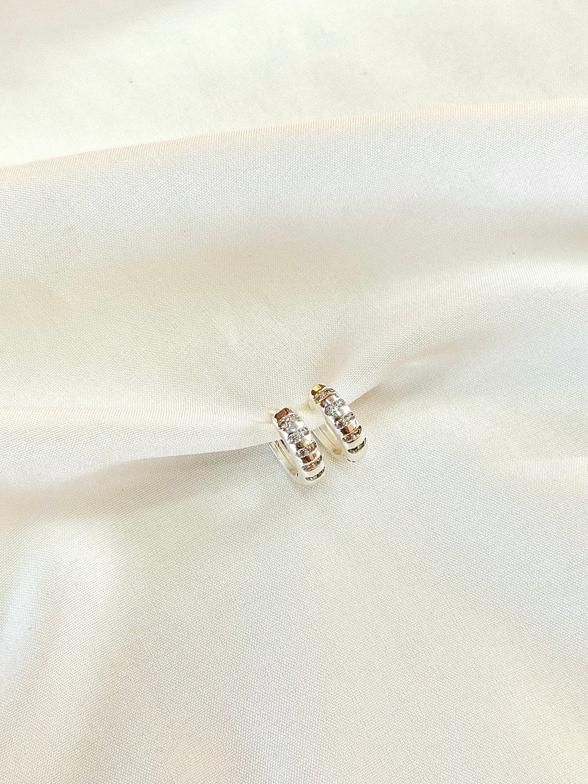 Argola com detalhes em Zircônias M