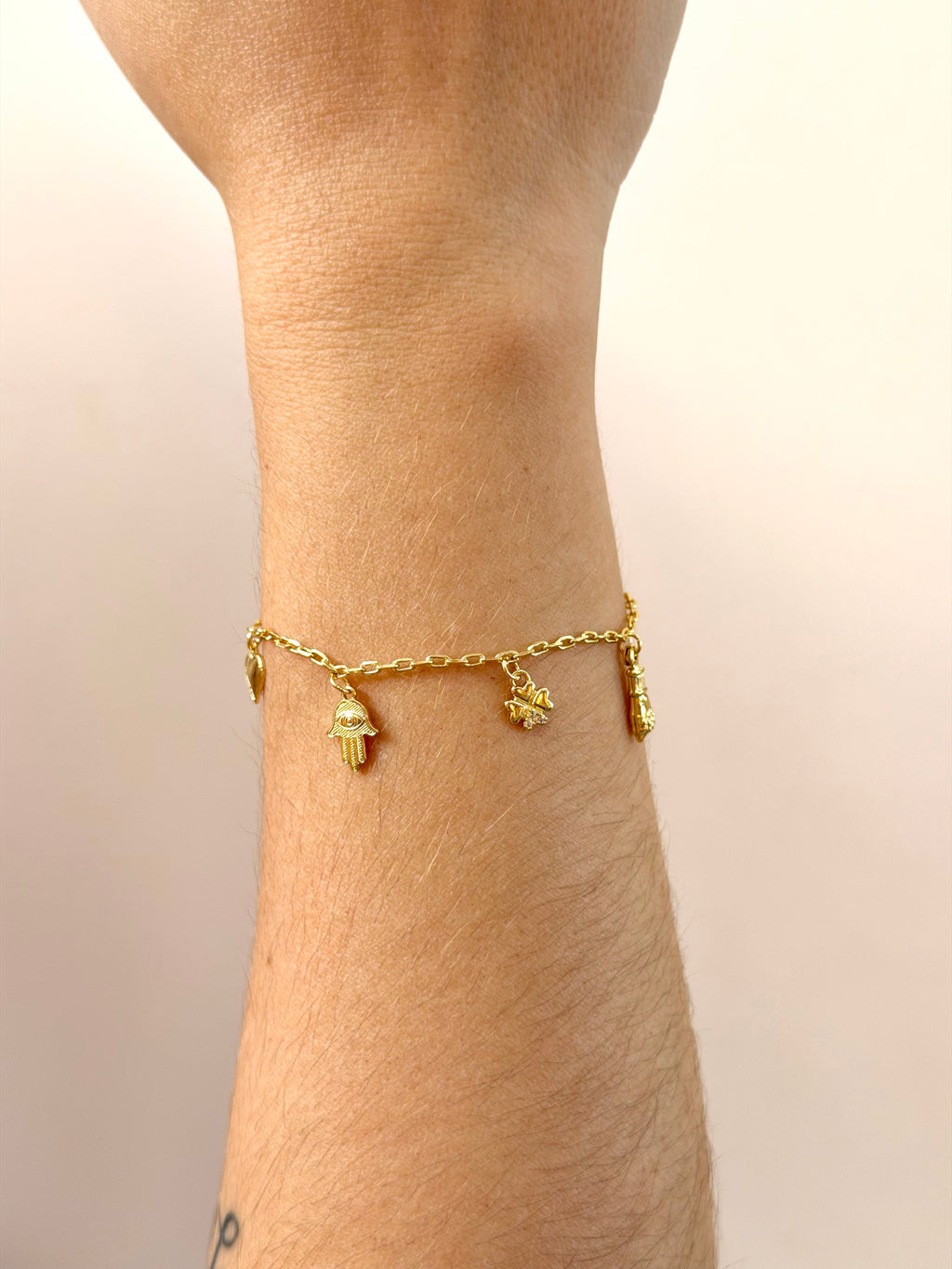 Pulseira mão de Fátima, figa e olho grego