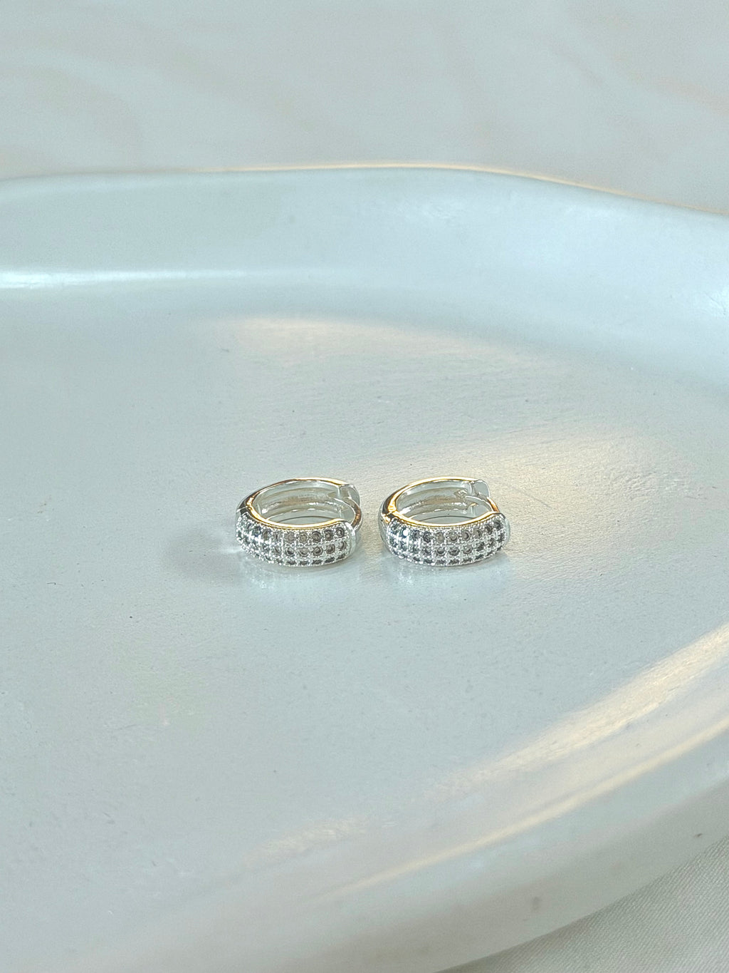 Argola três  fileiras cravejadas de Zircônias G