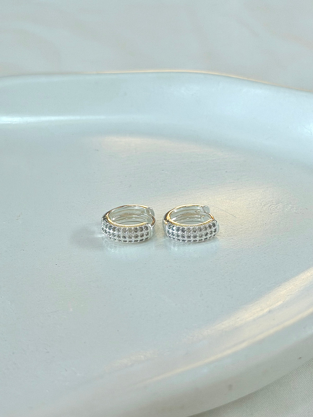 Argola três  fileiras cravejadas de Zircônias G