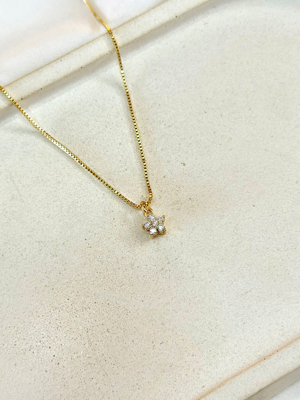 Colar mini flor de Zircônias