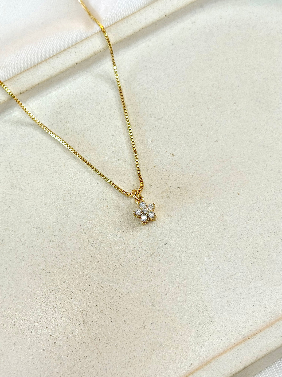 Colar mini flor de Zircônias
