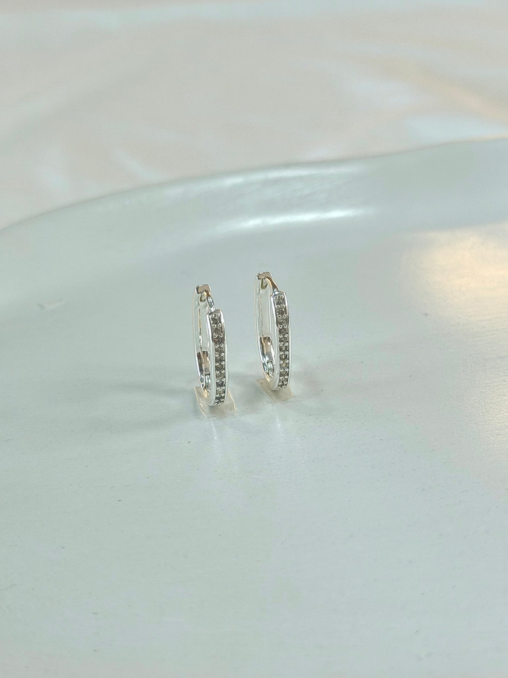 Argola retangular cravejada P