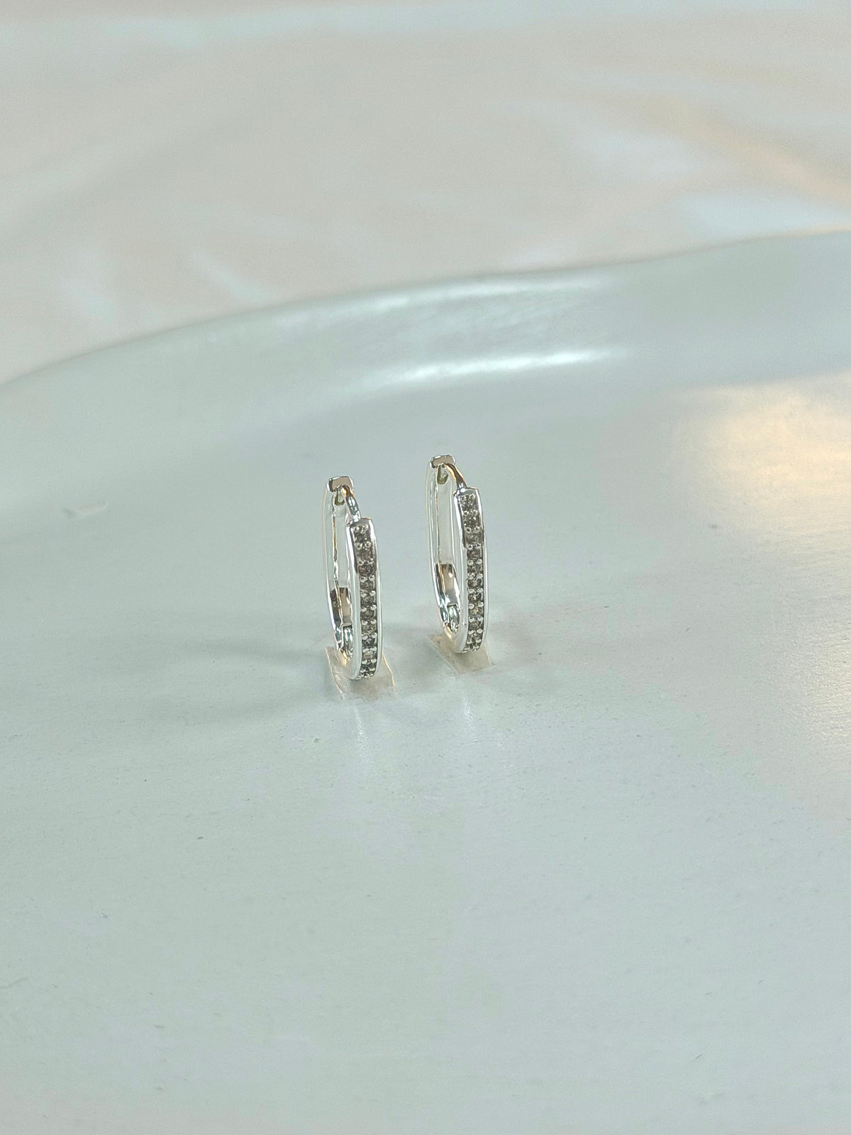 Argola retangular cravejada P