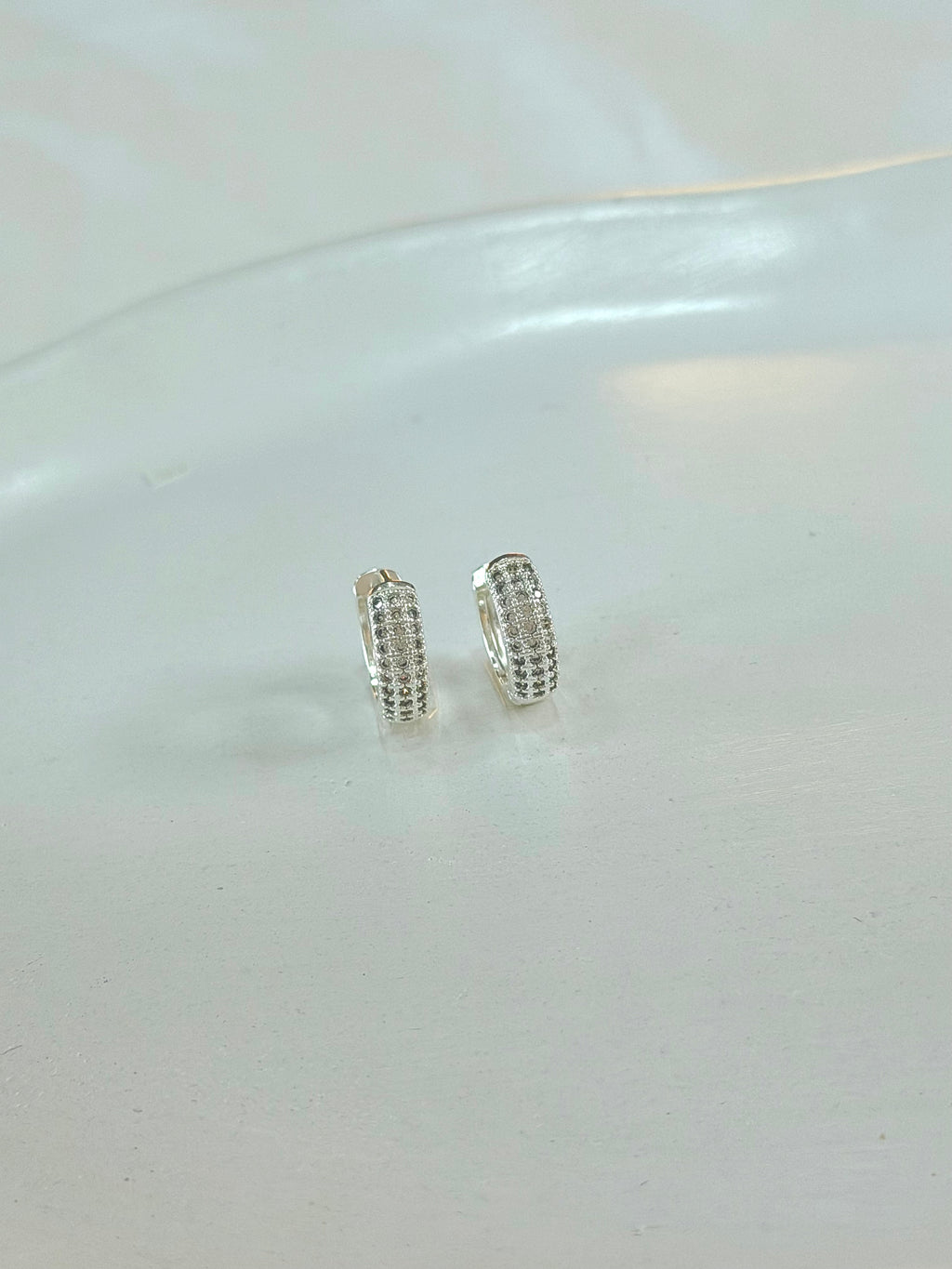 Argola três  fileiras cravejadas de Zircônias G