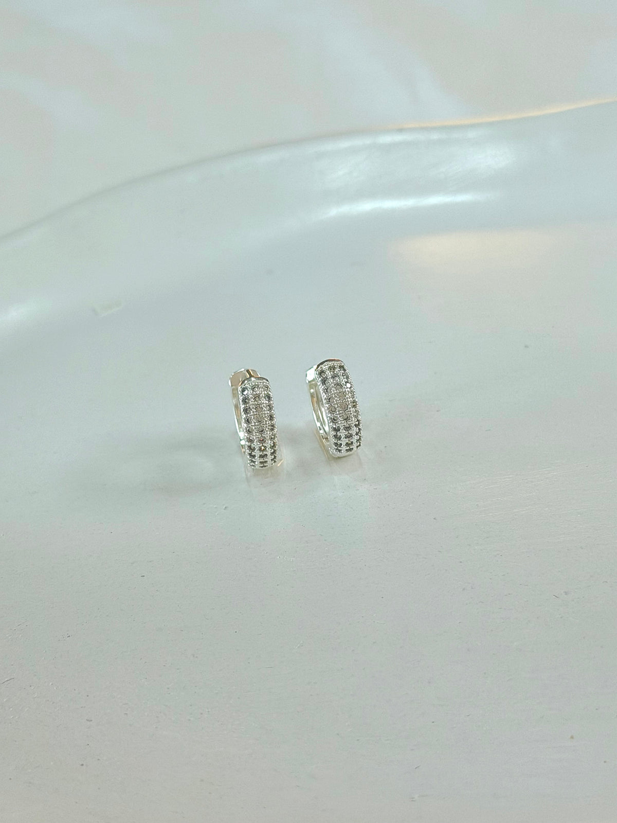 Argola três  fileiras cravejadas de Zircônias G
