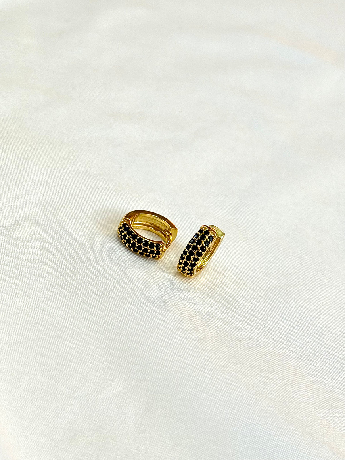 Argola com zircônias pretas