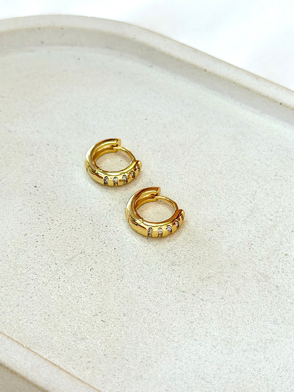 Argola com detalhes em Zircônias M