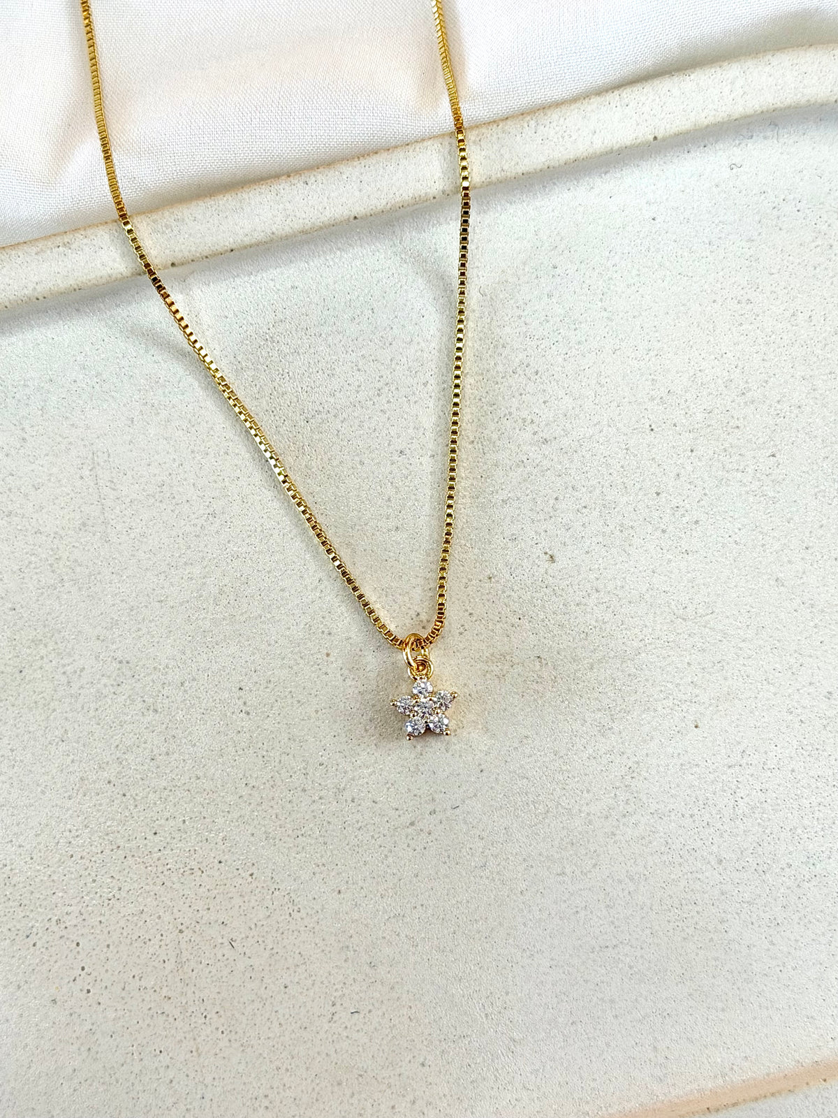 Colar mini flor de Zircônias