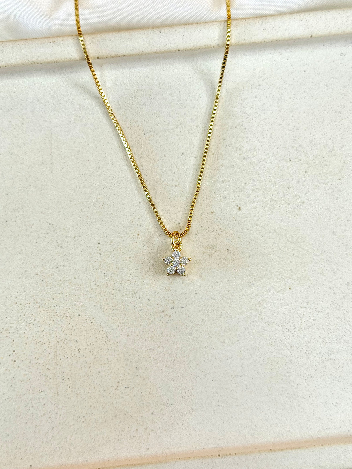 Colar mini flor de Zircônias
