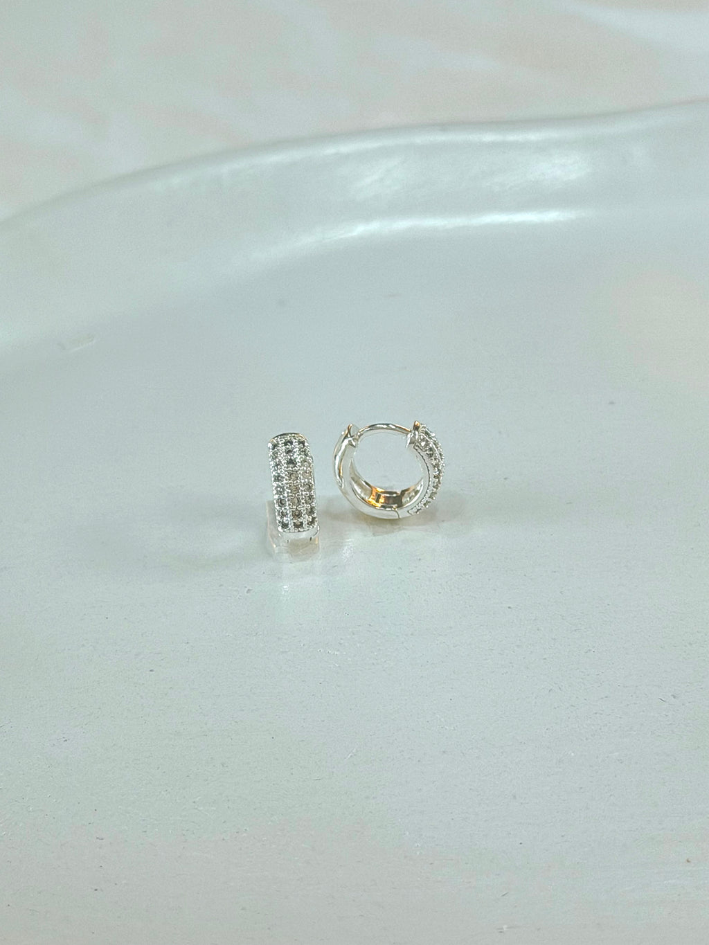 Argola três  fileiras cravejadas de Zircônias M