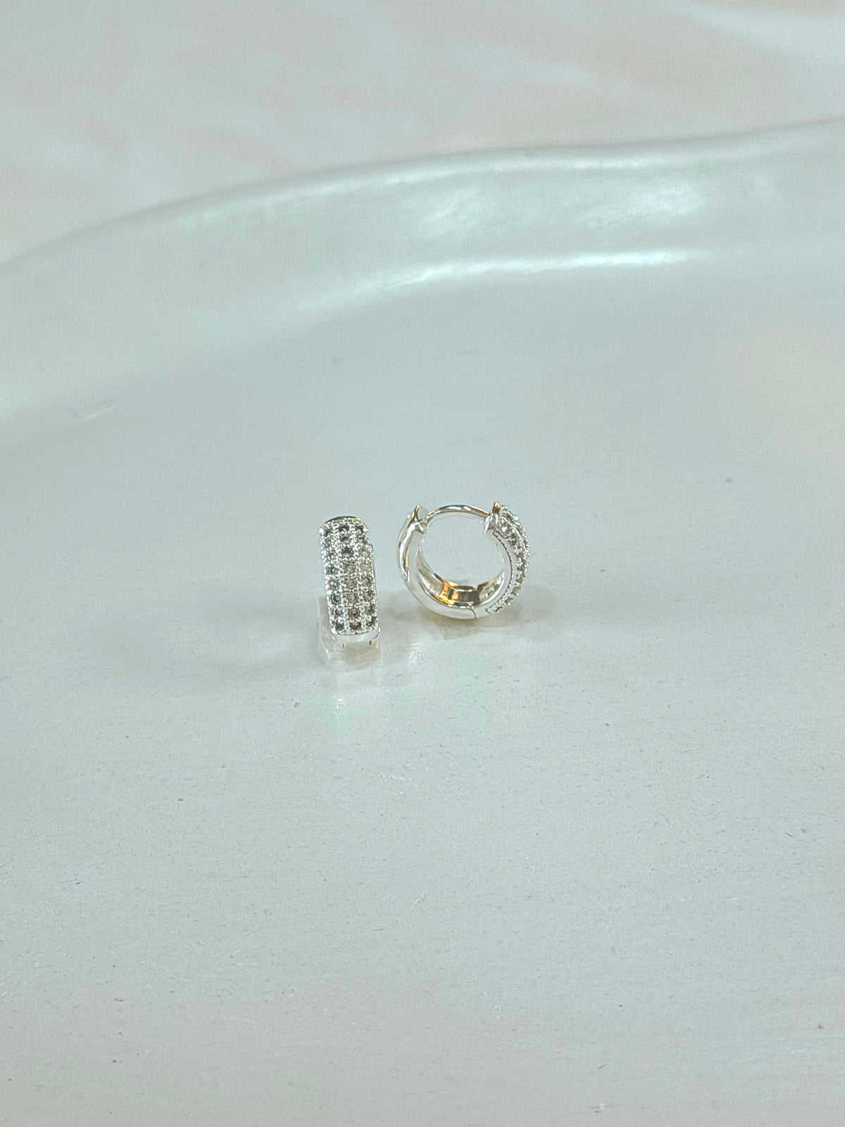 Argola três  fileiras cravejadas de Zircônias M