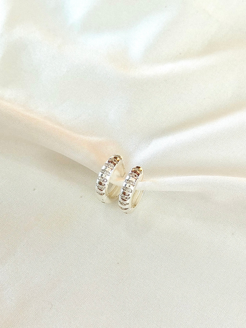 Argola com detalhes em Zircônias G