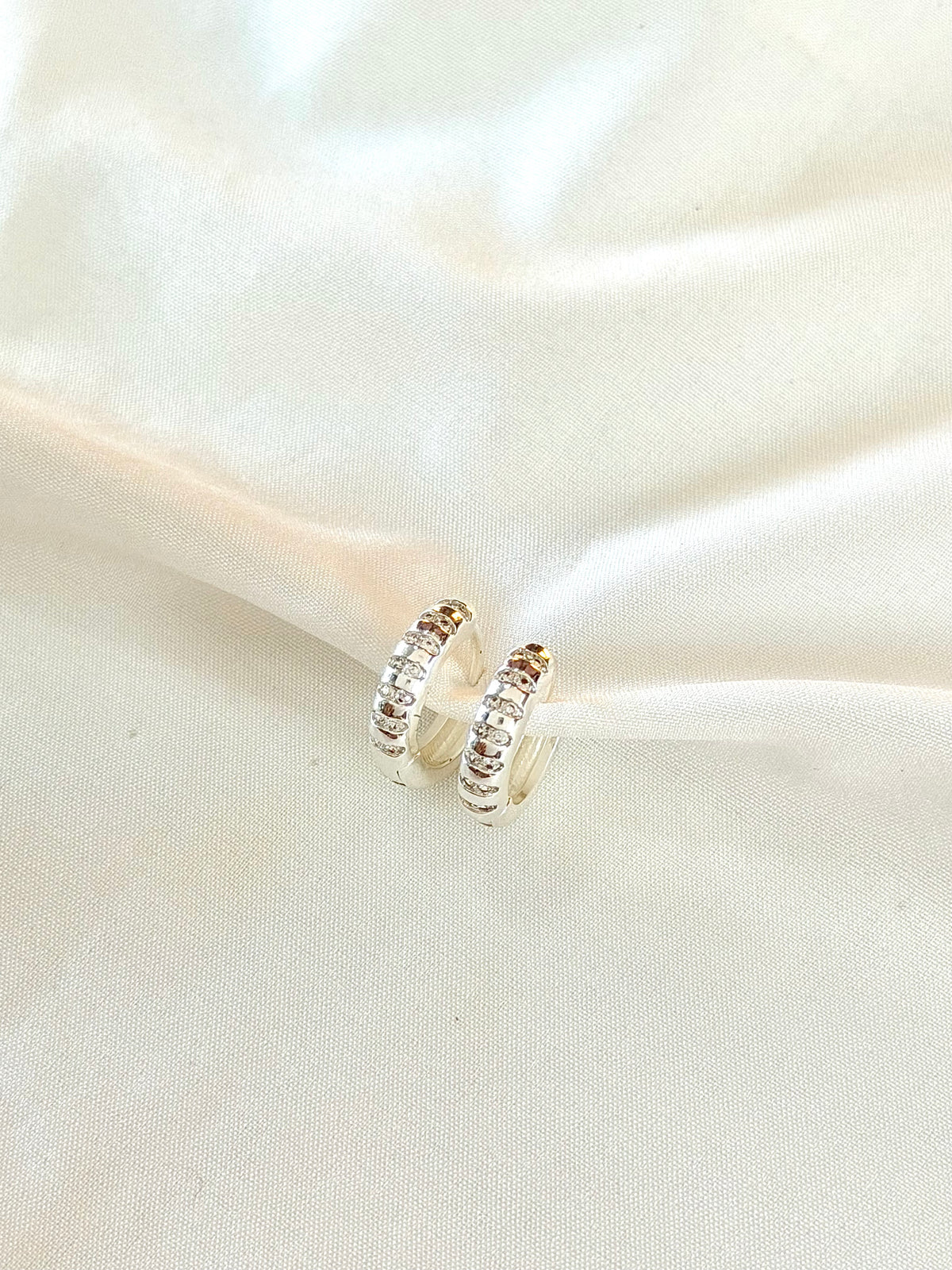 Argola com detalhes em Zircônias G