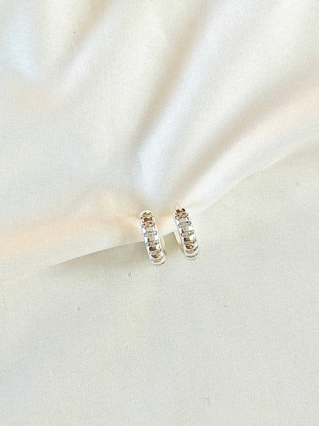 Argola com detalhes em Zircônias G