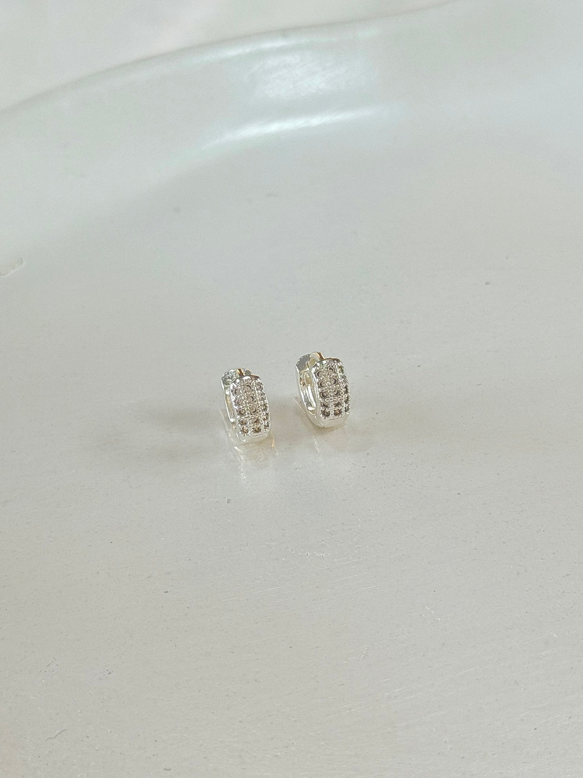 Argola três  fileiras cravejadas de Zircônias P