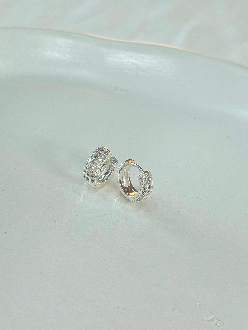 Argola três  fileiras cravejadas de Zircônias M