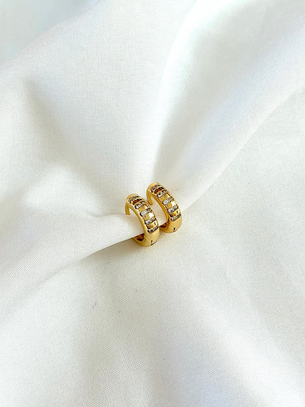 Argola com detalhes em Zircônias M