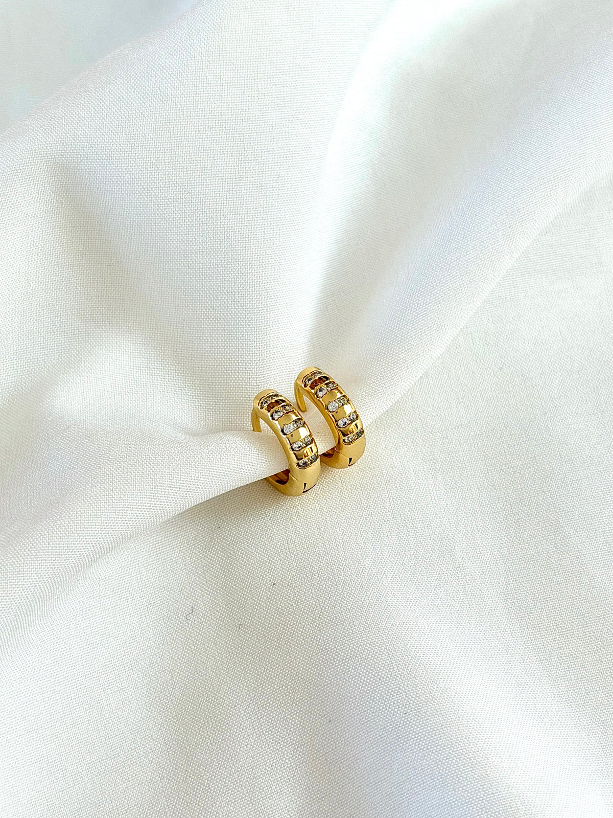 Argola com detalhes em Zircônias M