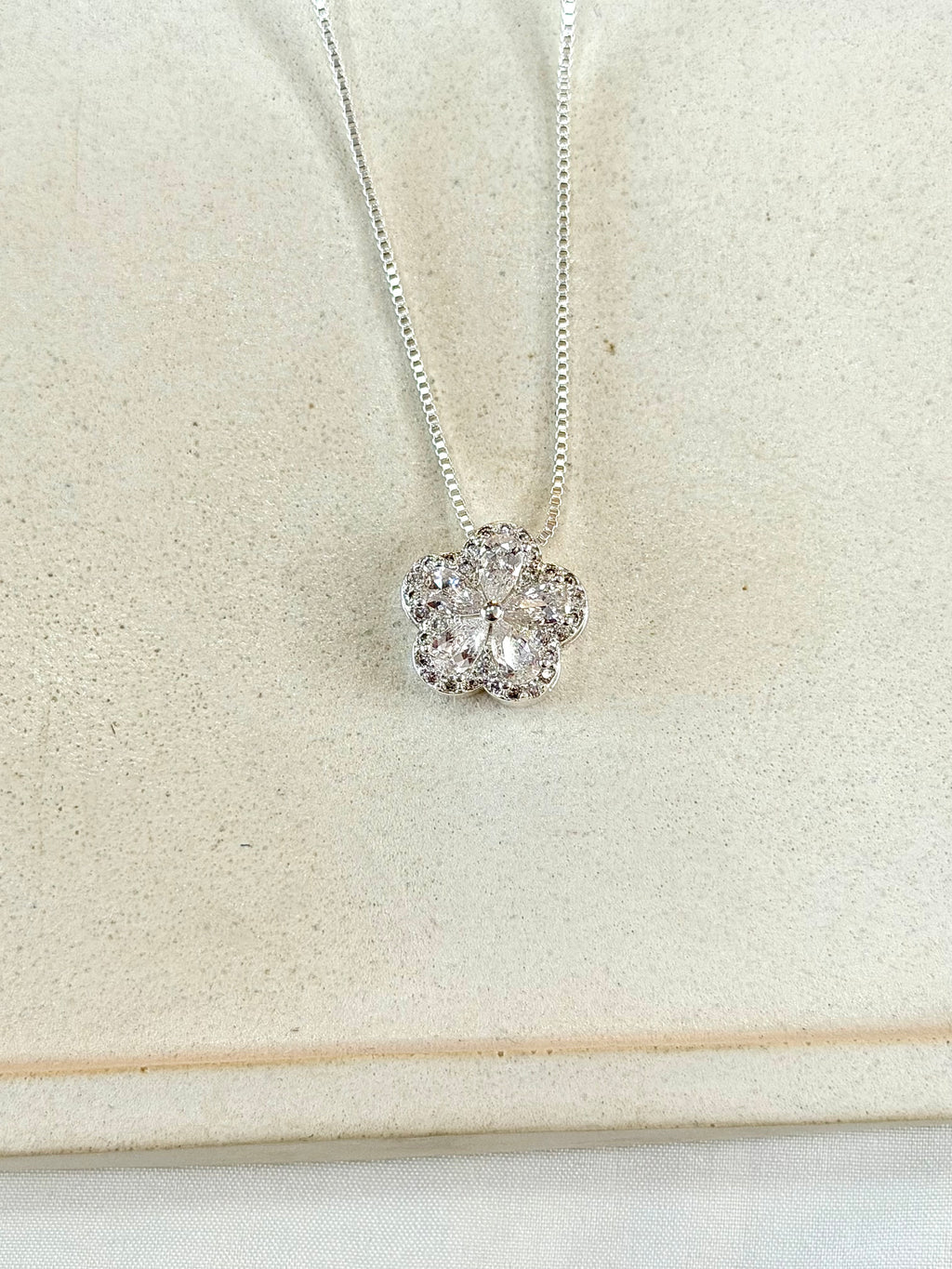 Colar flor de cristal
