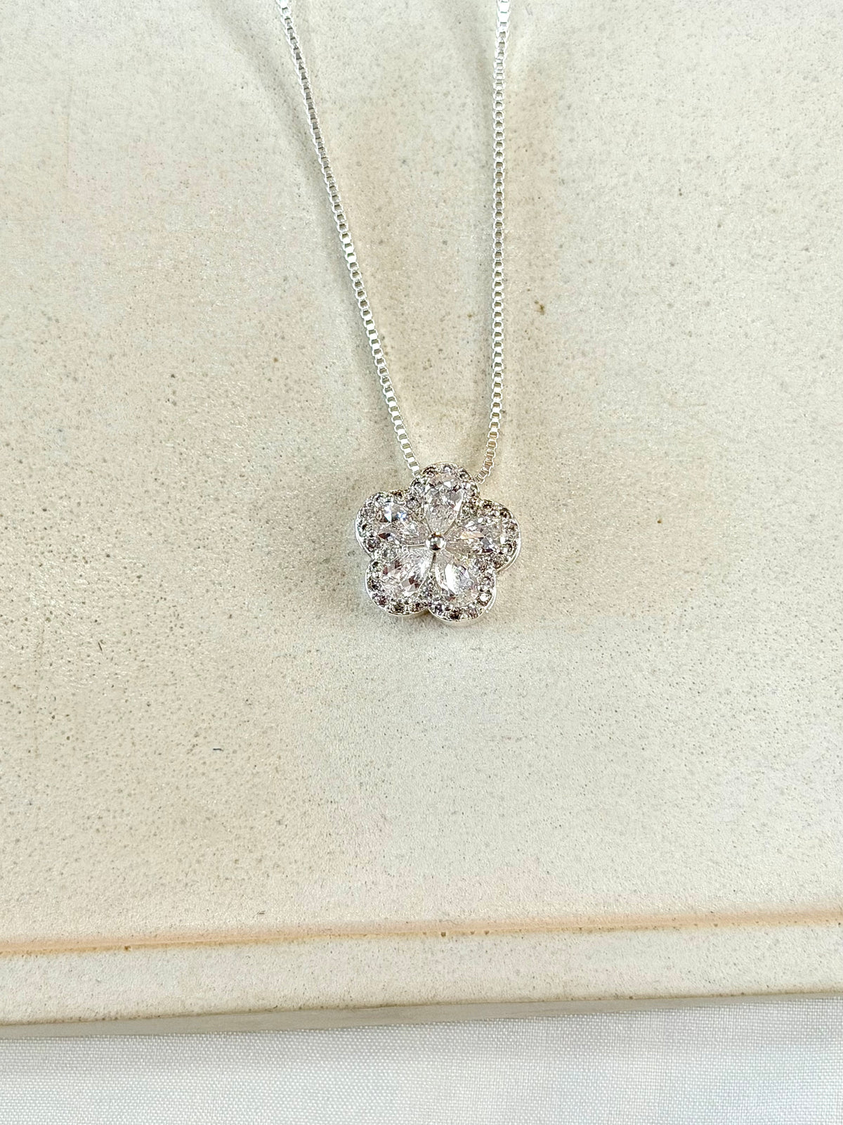 Colar flor de cristal