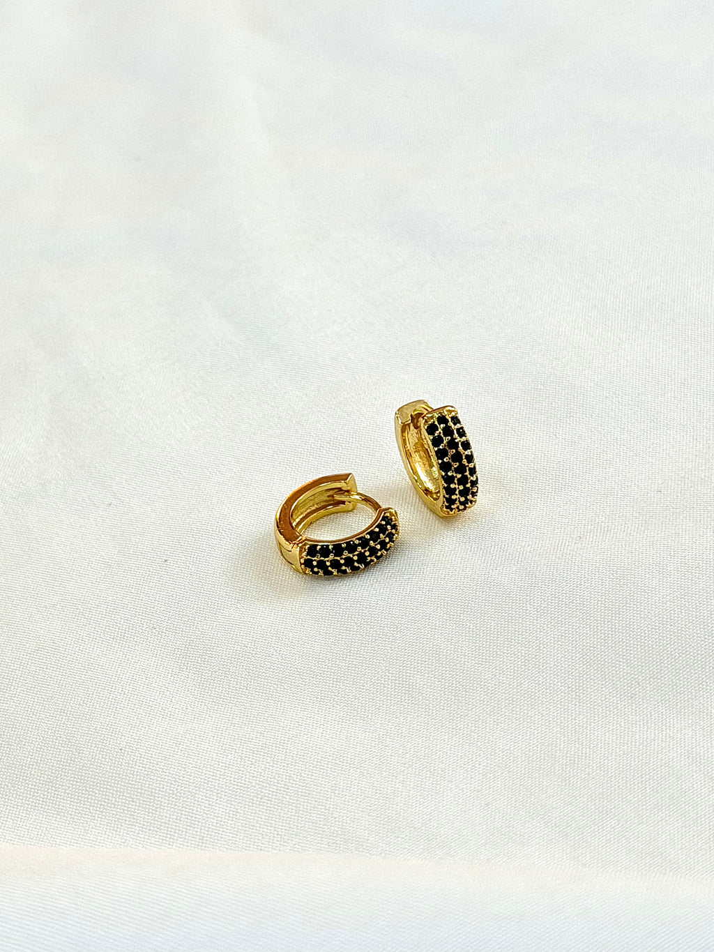 Argola com zircônias pretas