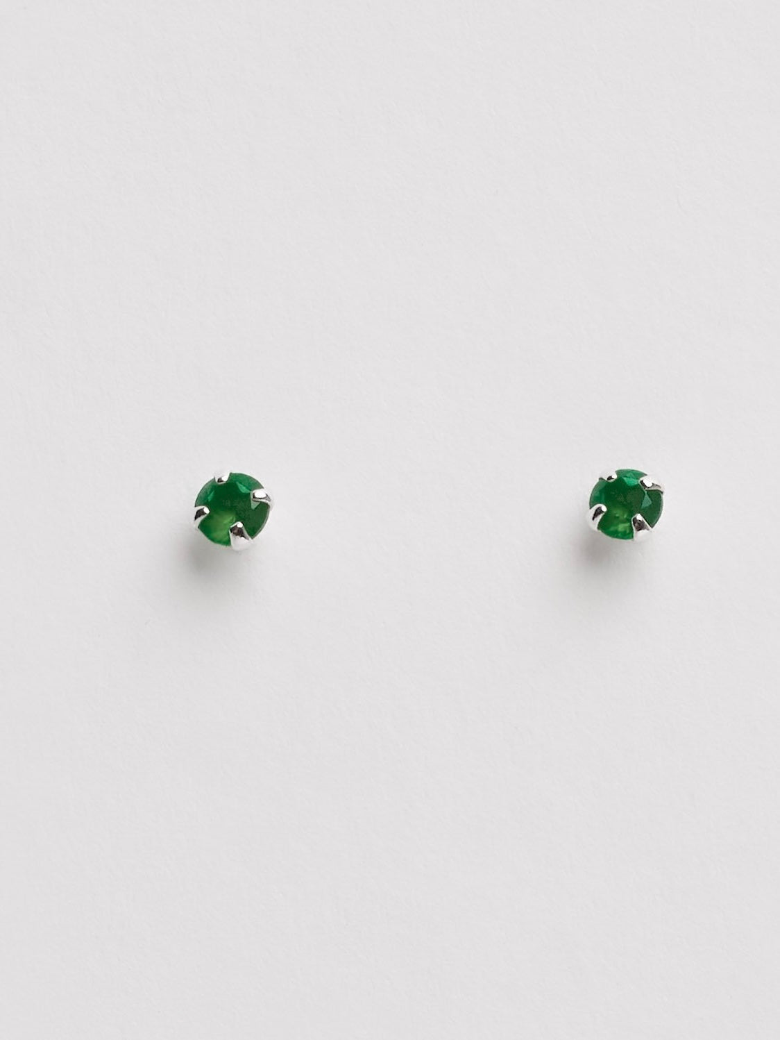 Brinco zircônia redonda esmeralda 3mm
