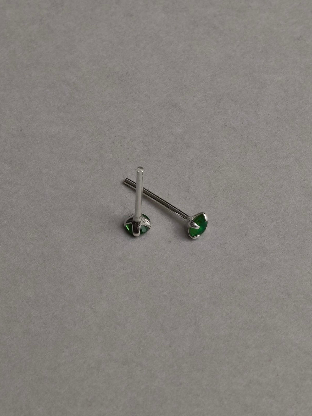 Brinco zircônia redonda esmeralda 3mm