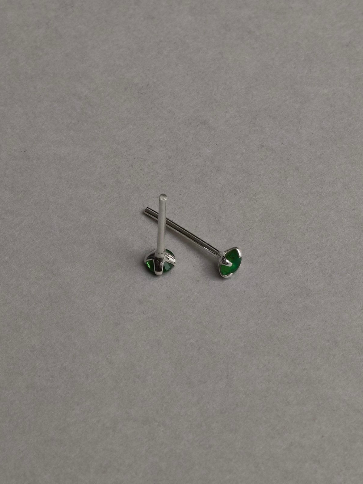 Brinco zircônia redonda esmeralda 3mm