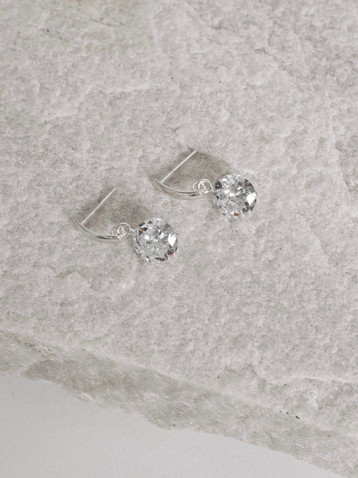 Brinco base com zircônia cristal 8mm