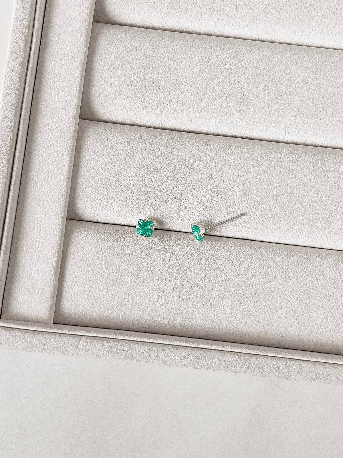 Brinco zircônia quadrada turmalina 4mm