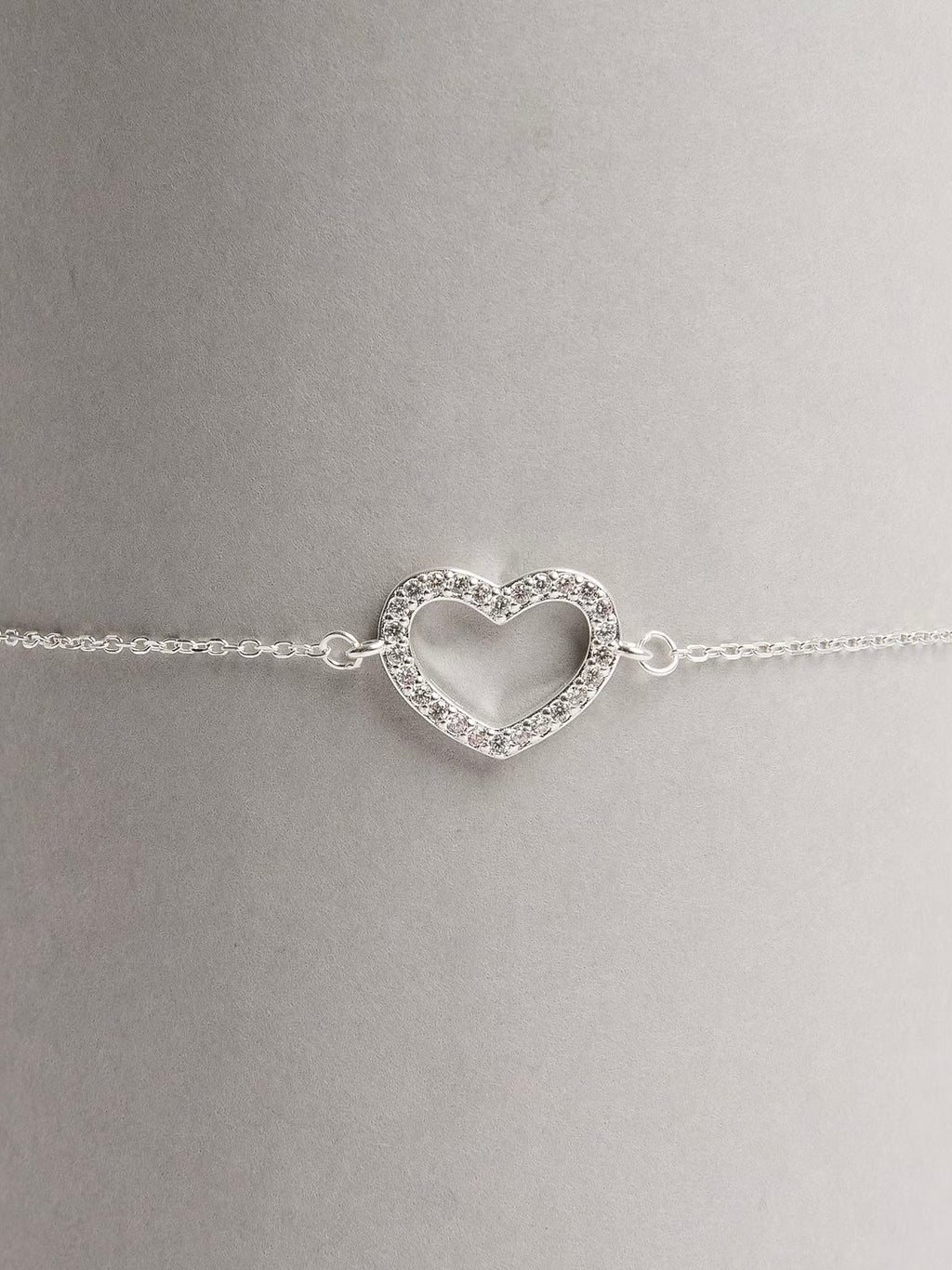 Pulseira entremeio coração vazado cravejado