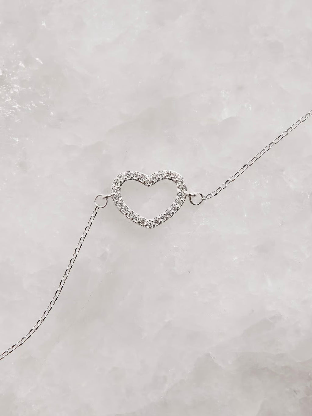 Pulseira entremeio coração vazado cravejado