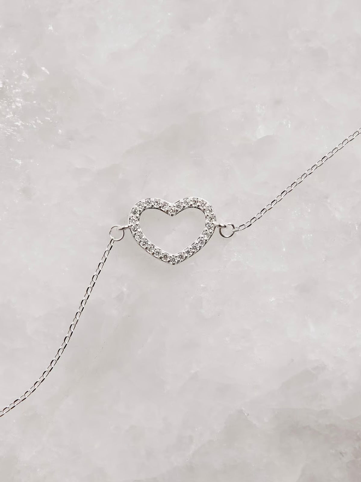 Pulseira entremeio coração vazado cravejado