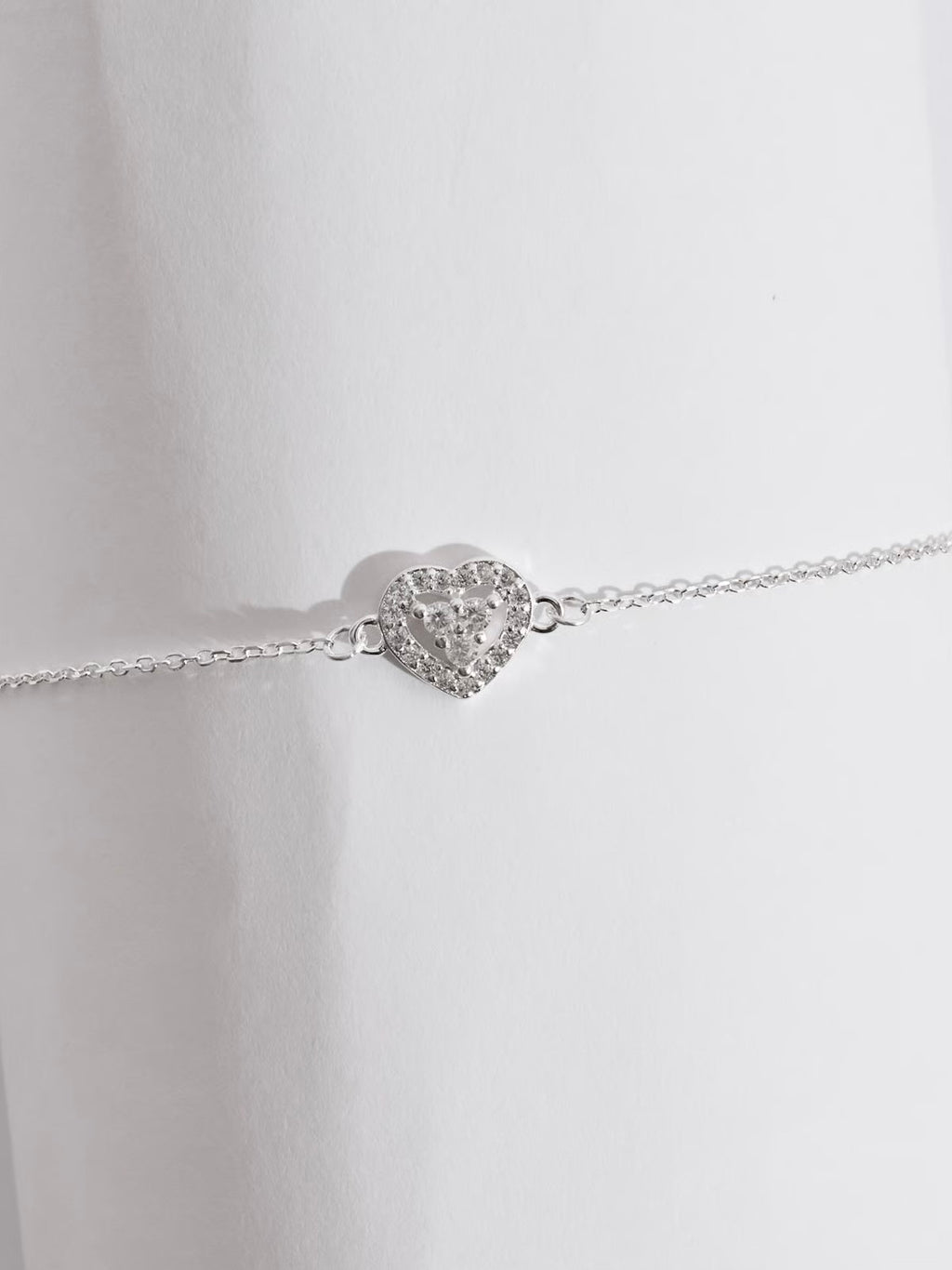 Pulseira entremeio coração vazado cravejado