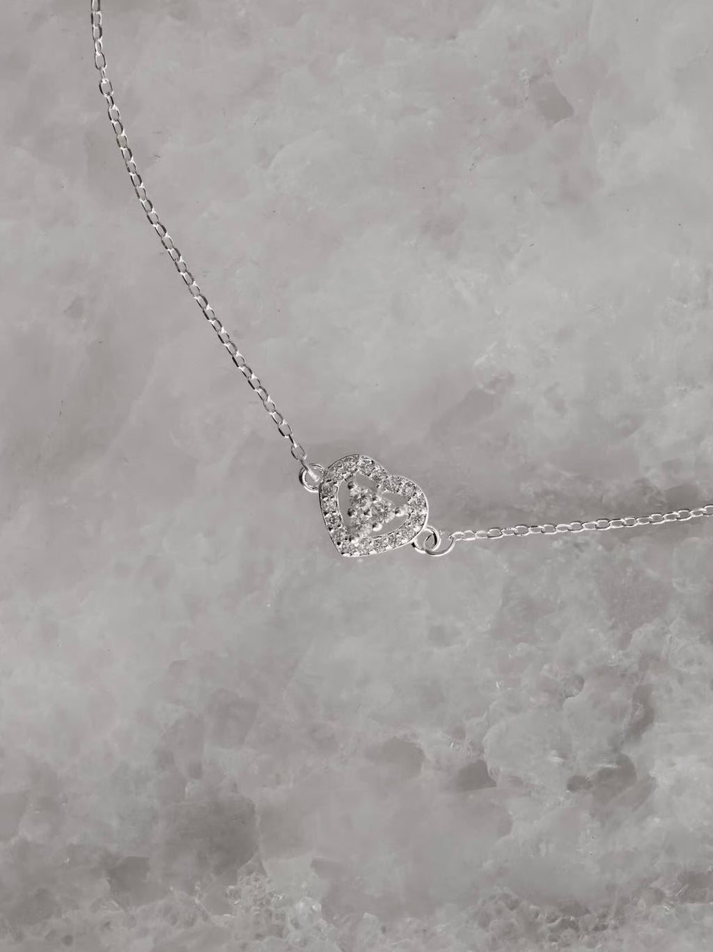 Pulseira entremeio coração vazado cravejado