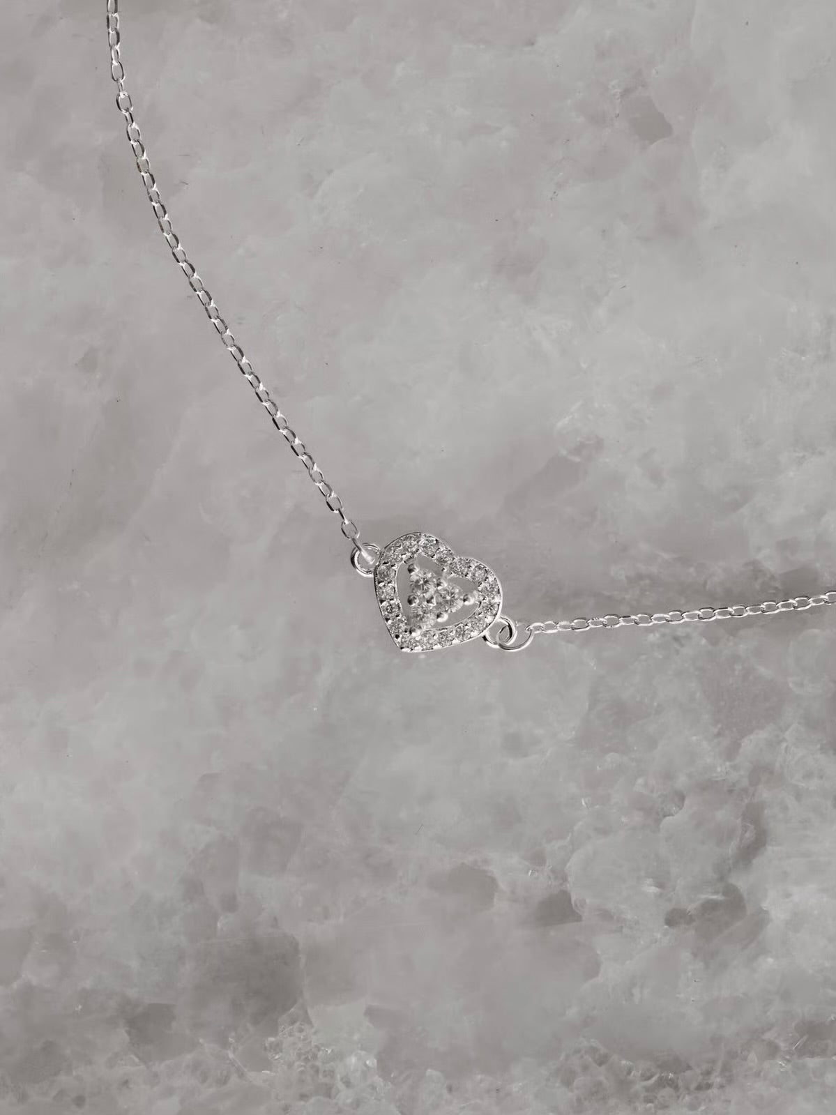 Pulseira entremeio coração vazado cravejado