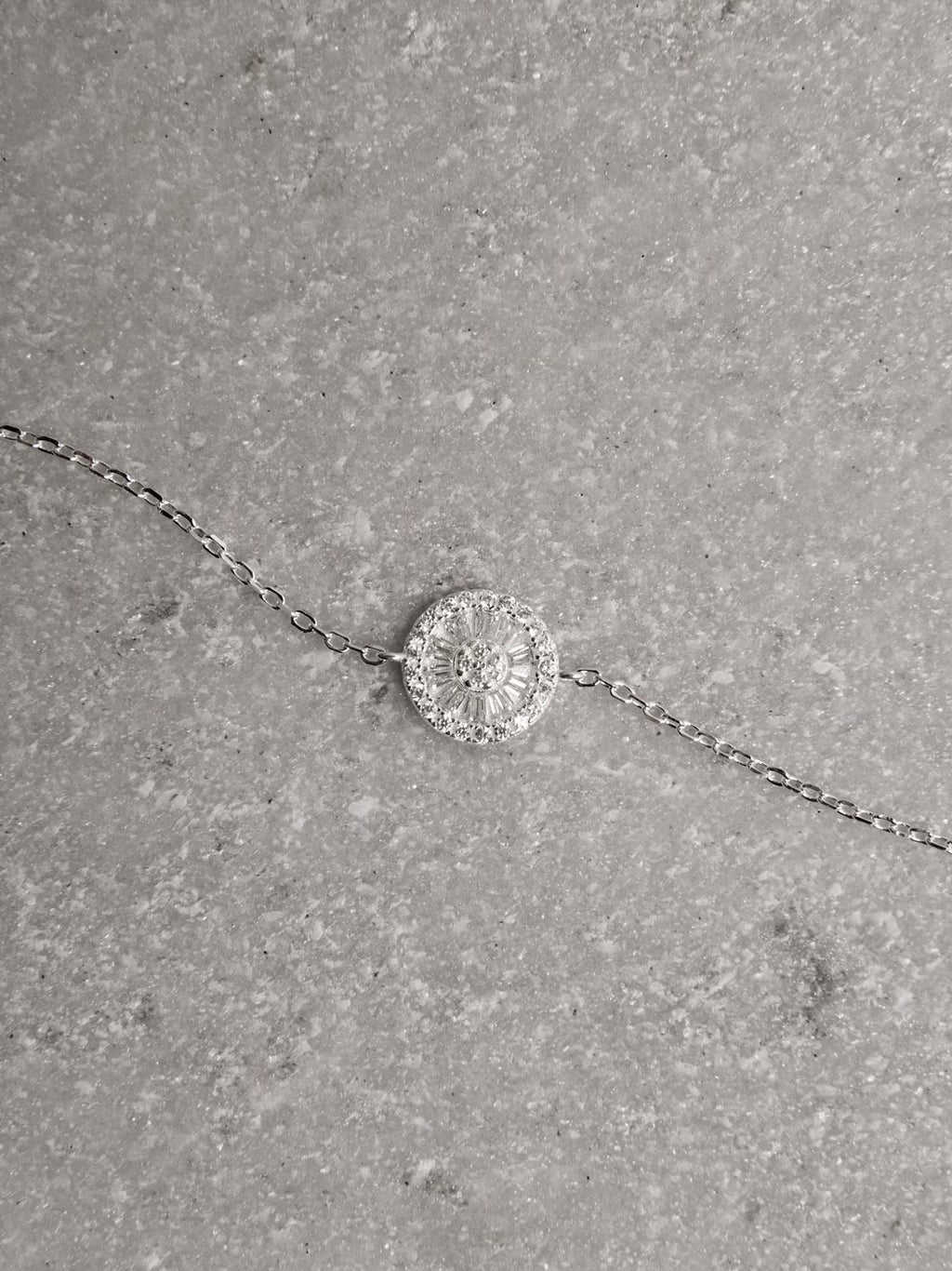 Pulseira entremeio botão cravejado