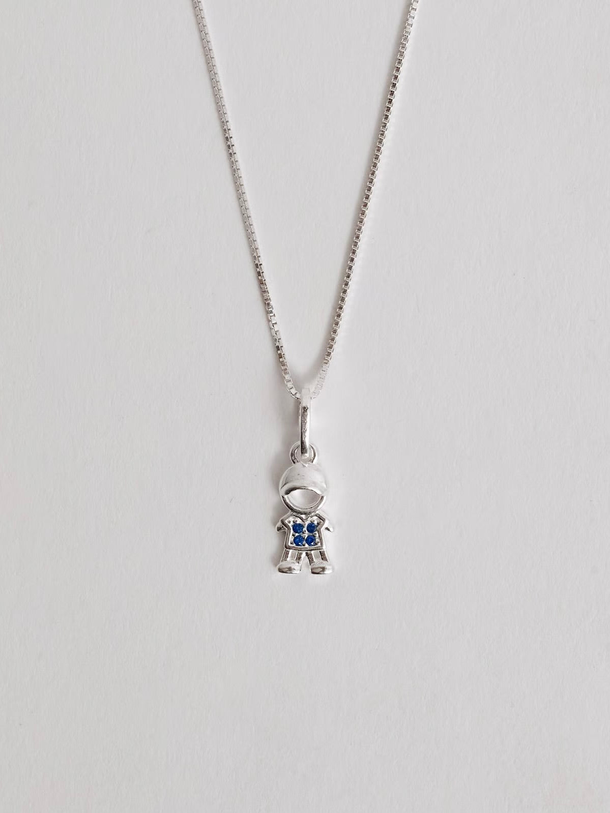 Colar pingente menino detalhe zircônias azul 45cm