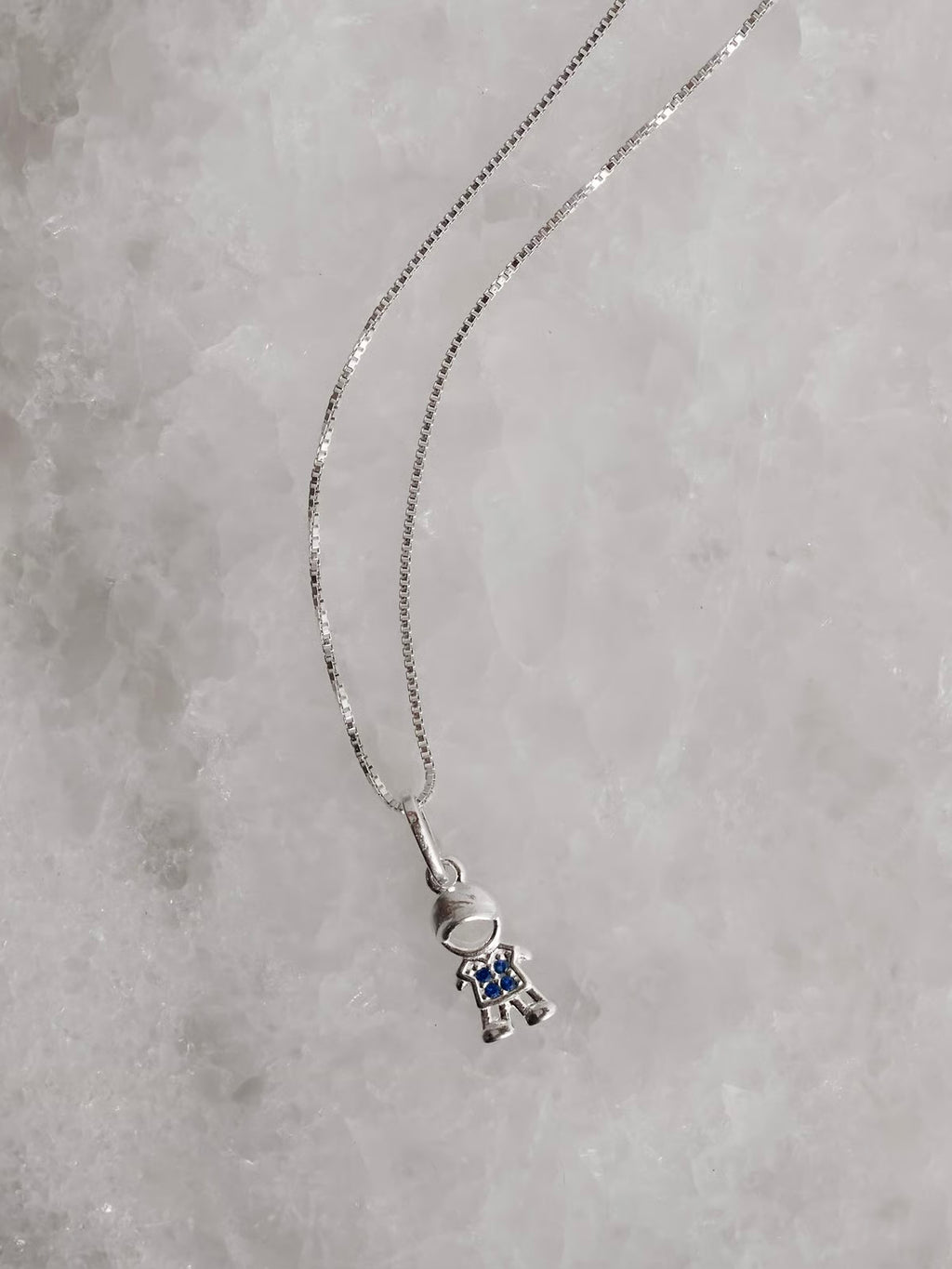 Colar pingente menino detalhe zircônias azul 45cm