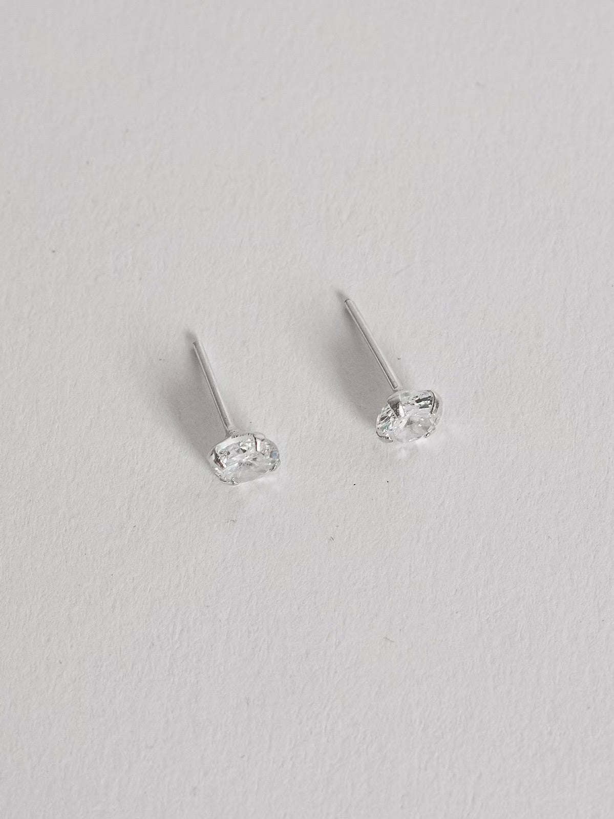 Brinco zircônia redonda cristal 5mm