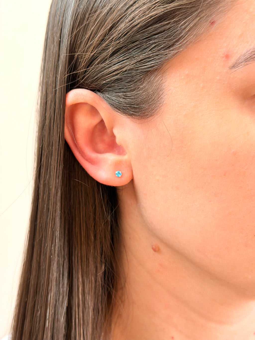 Brinco zircônia redonda azul 3mm garra