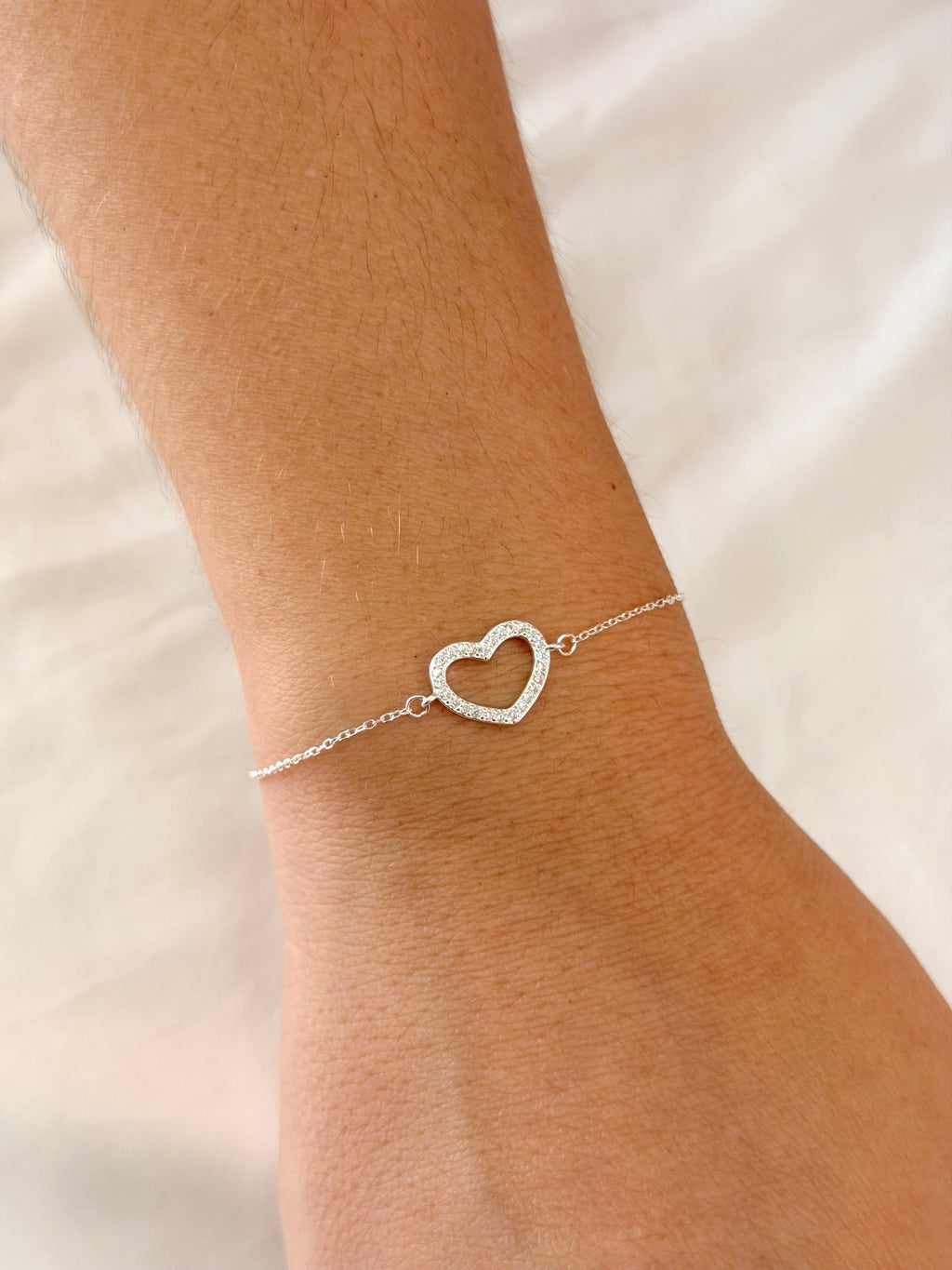 Pulseira entremeio coração vazado cravejado