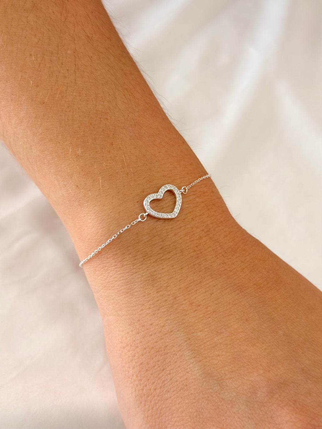 Pulseira entremeio coração vazado cravejado
